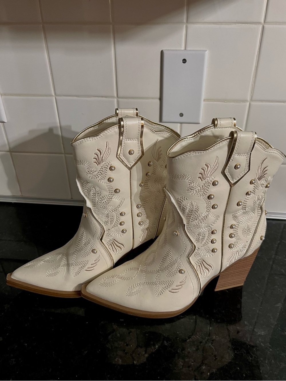 Women’s Cream Embroidered Western Boots - Picture 2 of 2